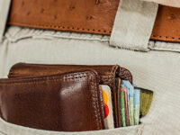 Foto von finanzieller Freiheit mit Geld und Kreditkarten